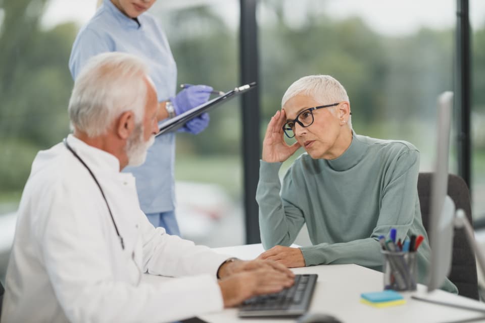 Arzt und Patientin in der Praxis