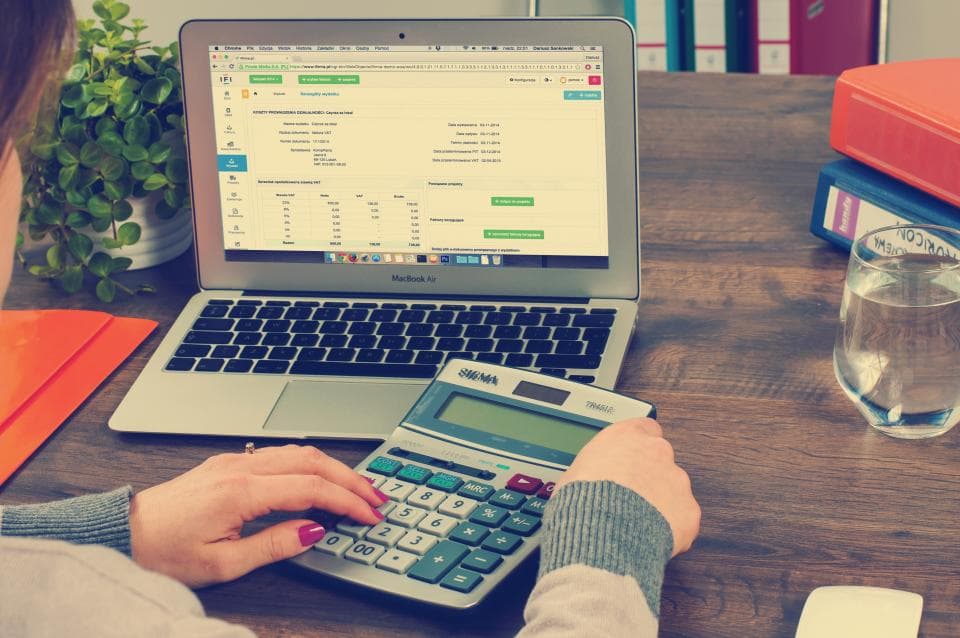 Taschenrechner und Finanzunterlagen